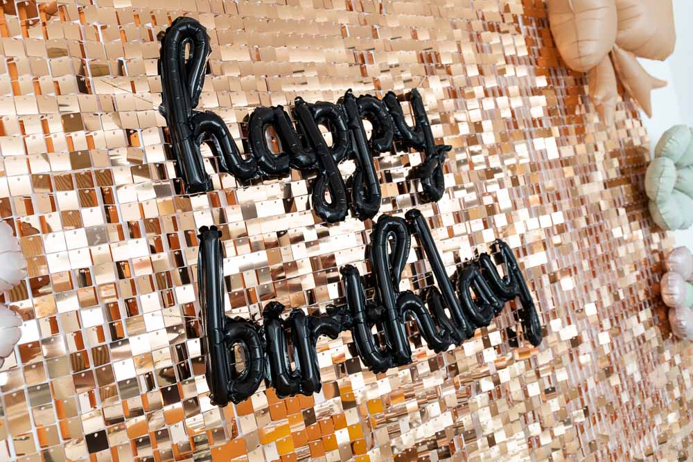 Happy Birthday Schriftzug vor goldener Pailletten Fotowand beim Kindergeburtstag im Studio in Köln