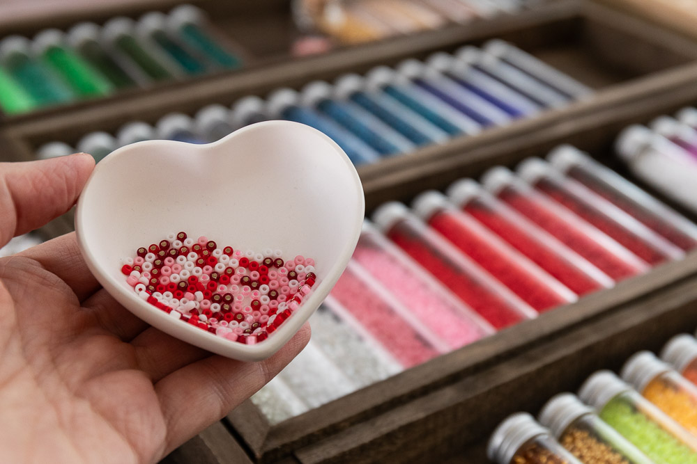 Feine japanische Glasperlen für Schmuckdesign Workshop Jugendliche Köln