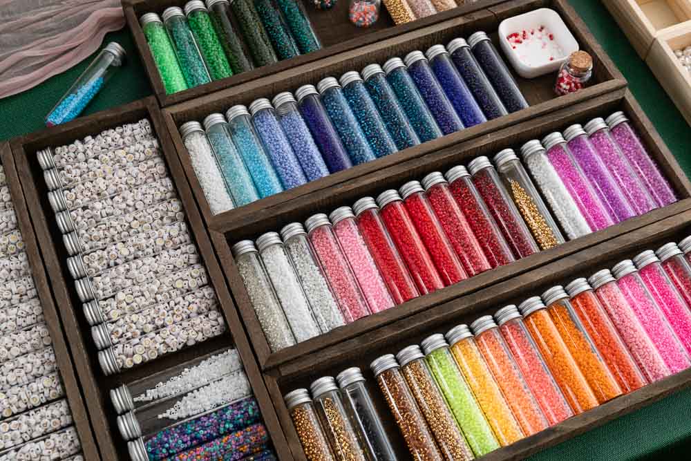 Vielfältige Perlenauswahl für Schmuckdesign Workshop Jugendliche Köln