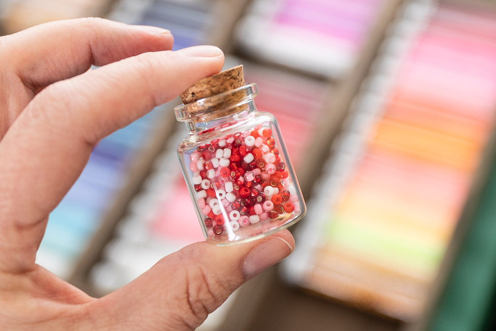 Bunte Perlenmischung im Fläschchen für Schmuckdesign Workshop Jugendliche Köln