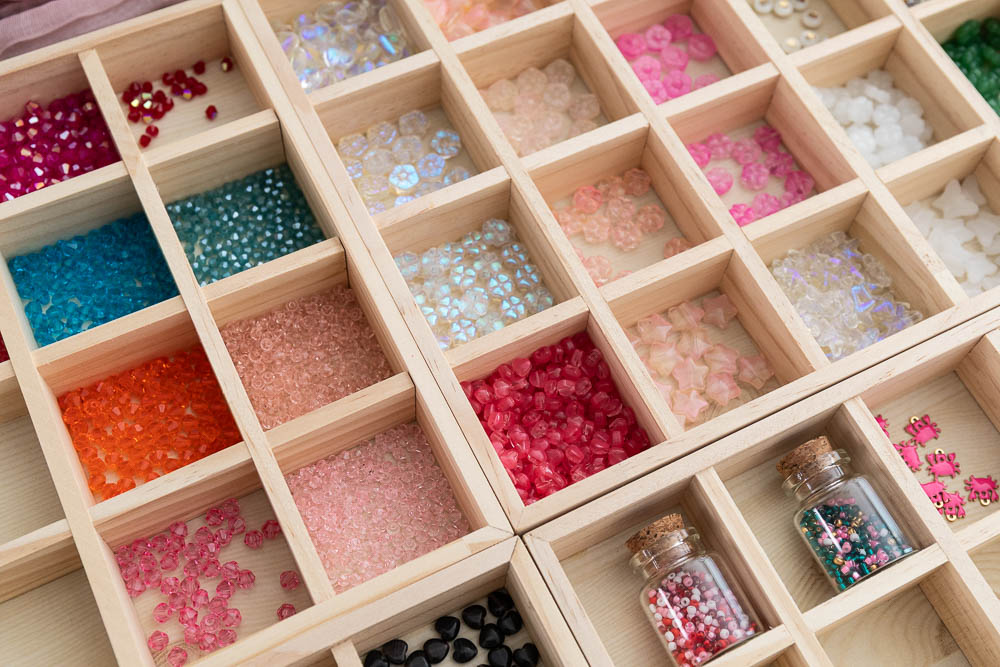 Sortierbox mit verschiedenen Perlen für Schmuckdesign Workshop Jugendliche Köln