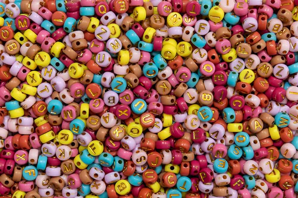 Buchstabenperlen für Armbänder beim Schmuckparty Kindergeburtstag Workshop in Köln