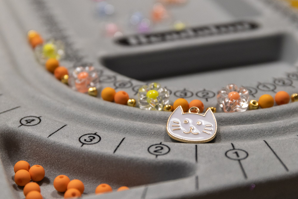 Aufgereihte Perlen und Anhänger Vorbereitung beim Schmuckparty Kindergeburtstag in Köln