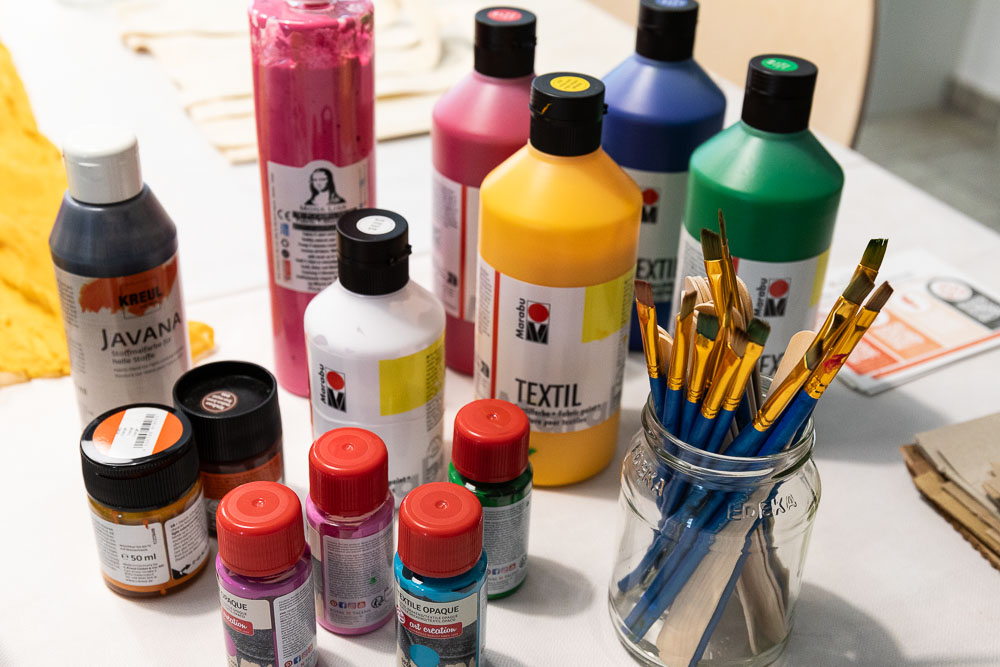 Farben und Pinsel für Stoffbeutel bemalen Kindergeburtstag Workshop in Köln