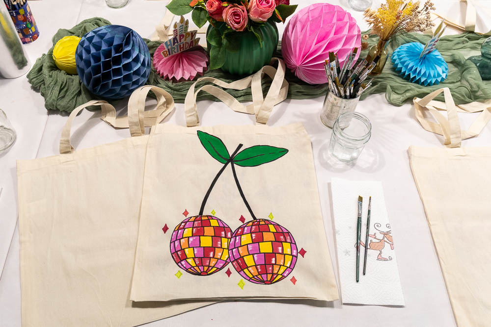Fertig gestalteter Stoffbeutel auf dekoriertem Tisch beim Kindergeburtstag Workshop in Köln