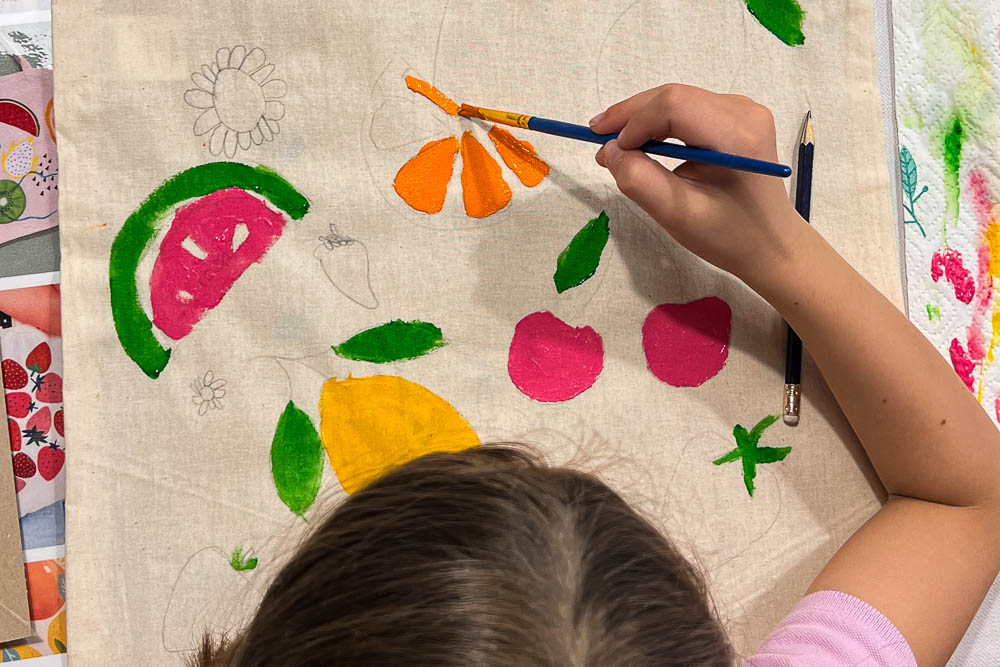 Kind bemalt Stoffbeutel beim kreativen Kindergeburtstag Workshop in Köln