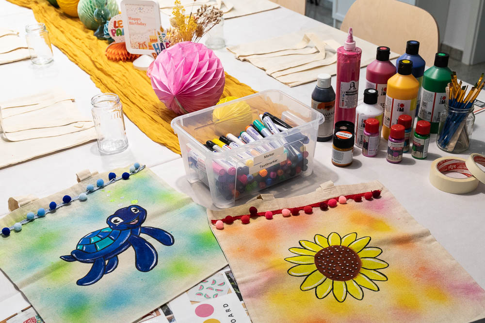 Vorbereitete Stoffbeutel und Materialien beim Kindergeburtstag Workshop in Köln
