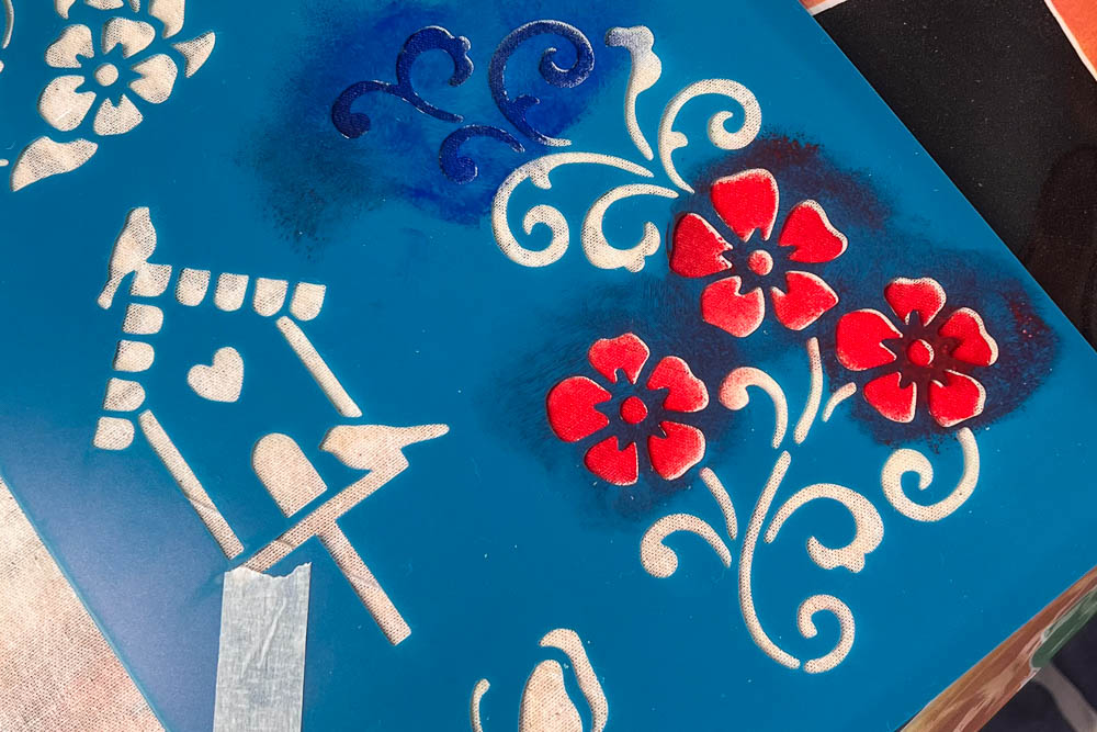 Kind nutzt Schablone beim Stoffbeutel bemalen im Kindergeburtstag Workshop in Köln