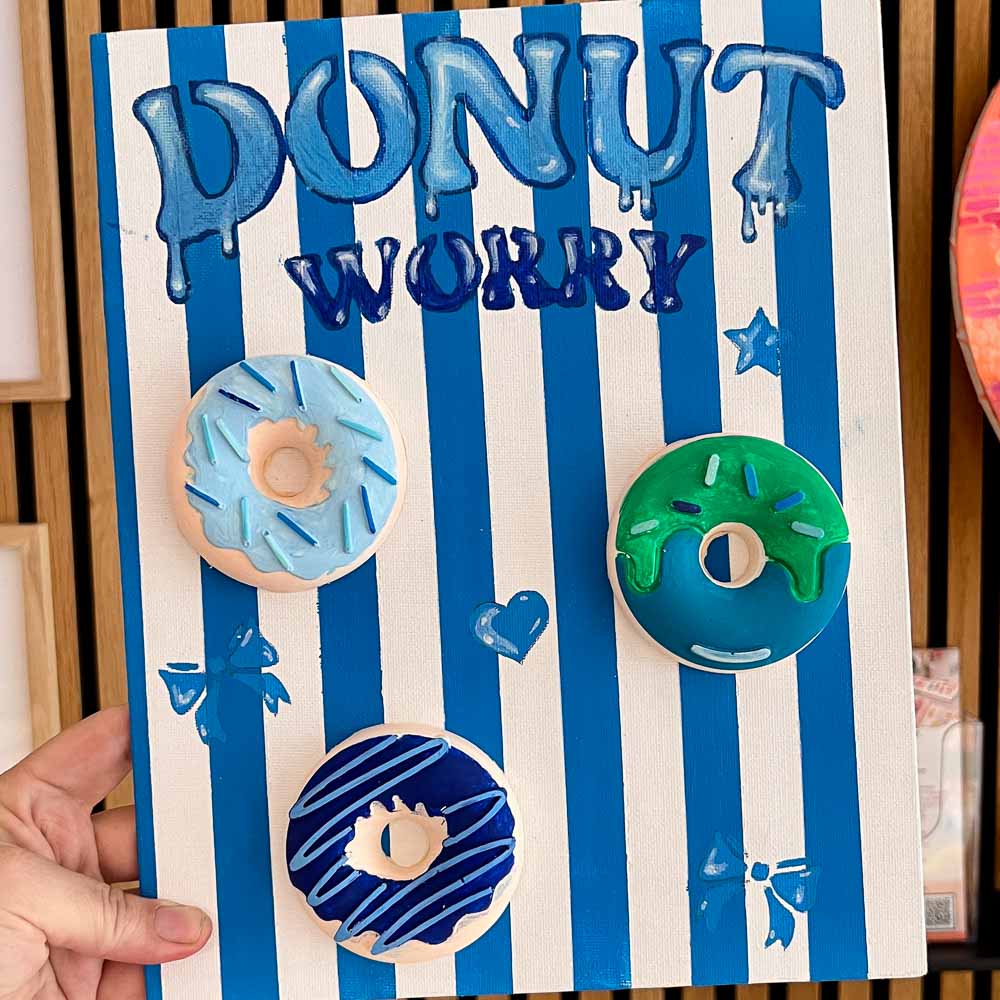 3D Donut Art auf Leinwand mit drei bunt gestalteten Donuts bei einem kreativen Kindergeburtstag im MrsBerry Studio bei Köln.