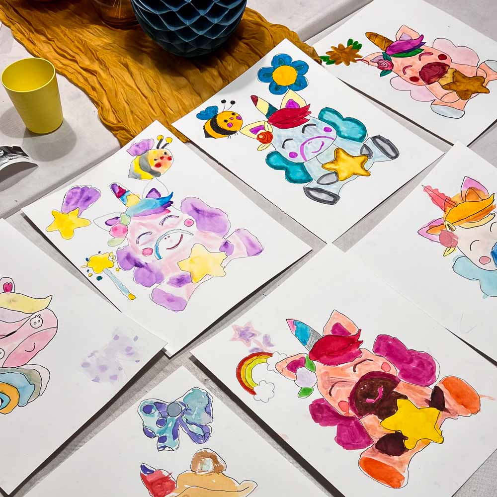 Bunte Bilder mit Einhörnern und Fantasiemotiven, von Kindern mit Brush Pens bei einem kreativen Kindergeburtstag im MrsBerry Studio bei Köln gemalt.