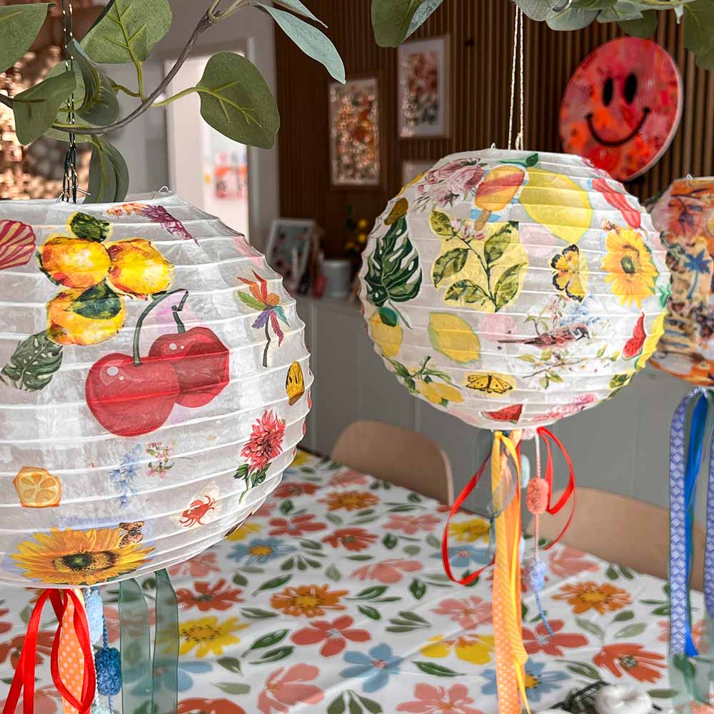 Bunte selbst gestaltete Papierlaternen mit floralen und fruchtigen Motiven bei einem kreativen Kindergeburtstag im MrsBerry Studio bei Köln.