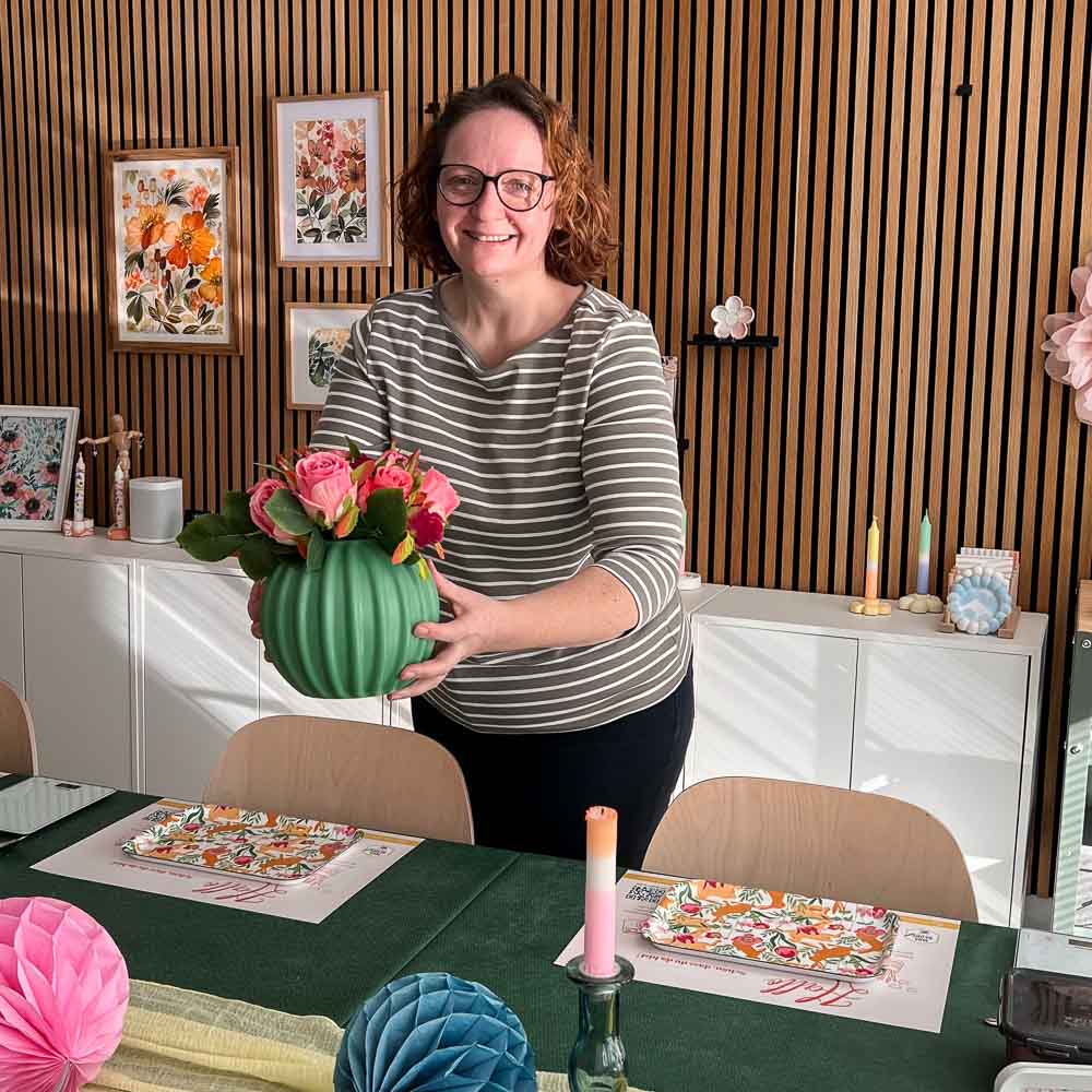 Christina im MrsBerry Studio in Frechen bei Köln, in dem kreative Kindergeburtstage und Workshops stattfinden.