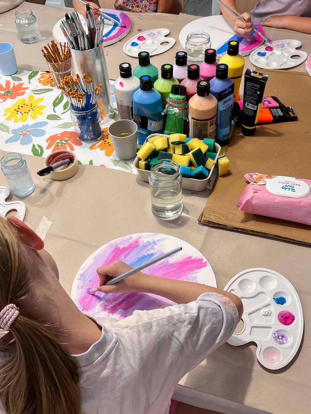 Kind bemalt eine runde Leinwand beim Happy Face Art Kindergeburtstag im MrsBerry Studio in Frechen bei Köln.