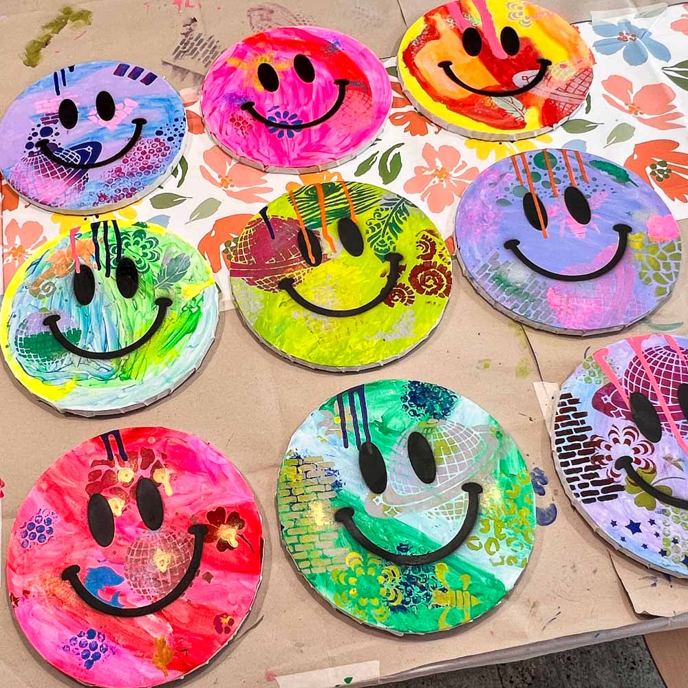happy-face-art-ideen-neun-leinwaende-workshop-koeln Neun individuell gestaltete Happy Face Art Kunstwerke auf runden Leinwänden