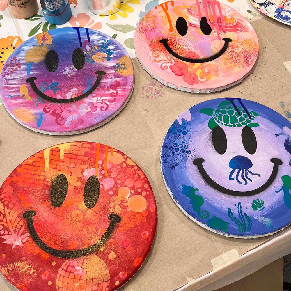 happy-face-art-vier-leinwaende-kreativ-workshop-koeln Vier unterschiedlich gestaltete Happy Face Art Kunstwerke auf runden Leinwänden
