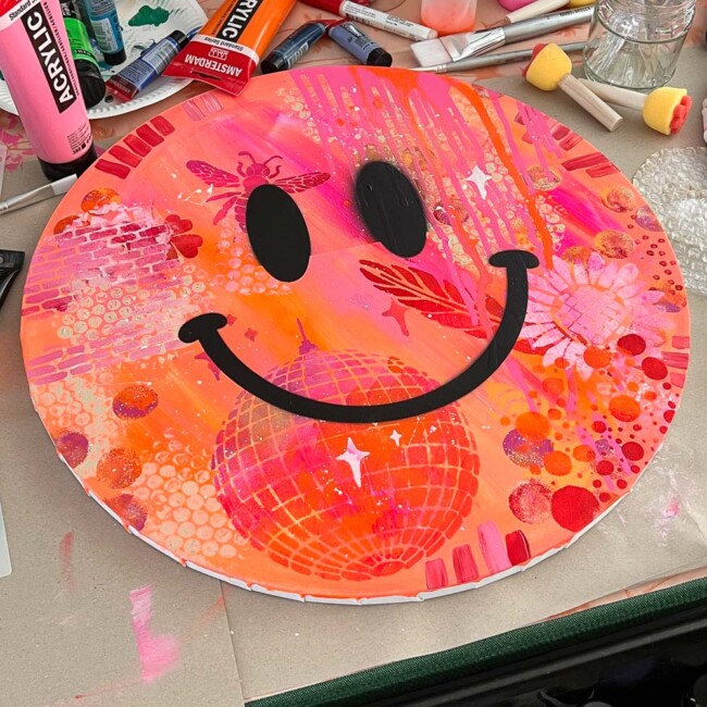Happy Face Art auf runder Leinwand in Rosa und Orange – Acryl Workshop in Köln