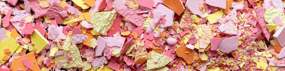Bunte Terrazzo-Chips aus Gießpulver als Detailaufnahme für den Terrazzo Spezial Workshop