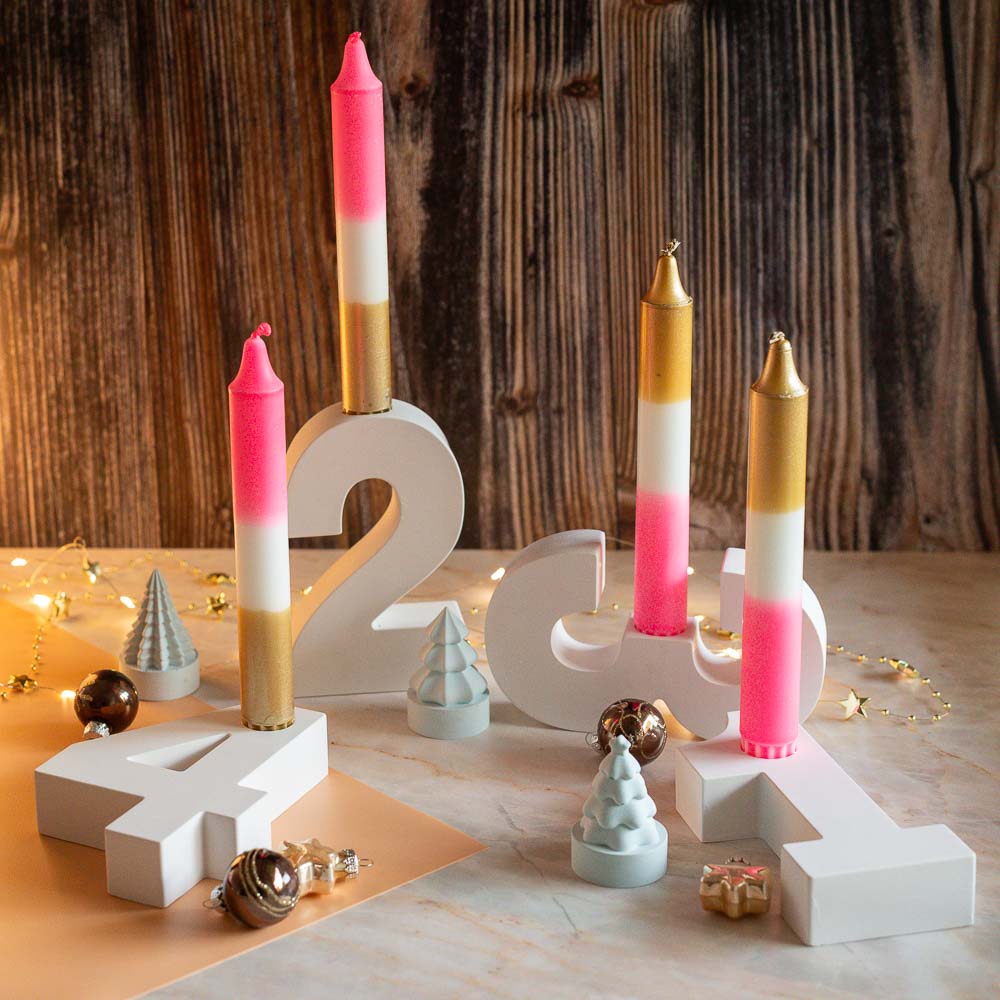 Gegossene Adventskerzenhalter mit den Zahlen 1 bis 4 aus Gießpulver für das Weihnachtsspezial