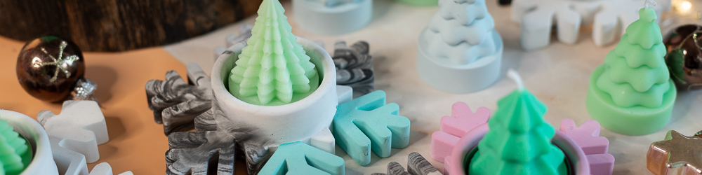 Detailaufnahme eines gegossenen Kerzenhalters in Schneeflockenform für den Weihnachtsspezial Workshop