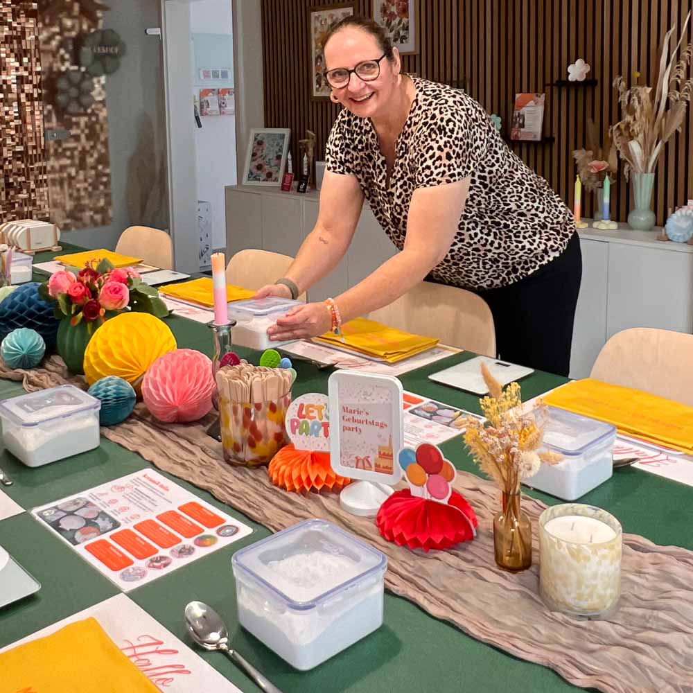 Gießpulver für den Keramik-Workshop auf einem Arbeitstisch im MrsBerry Studio