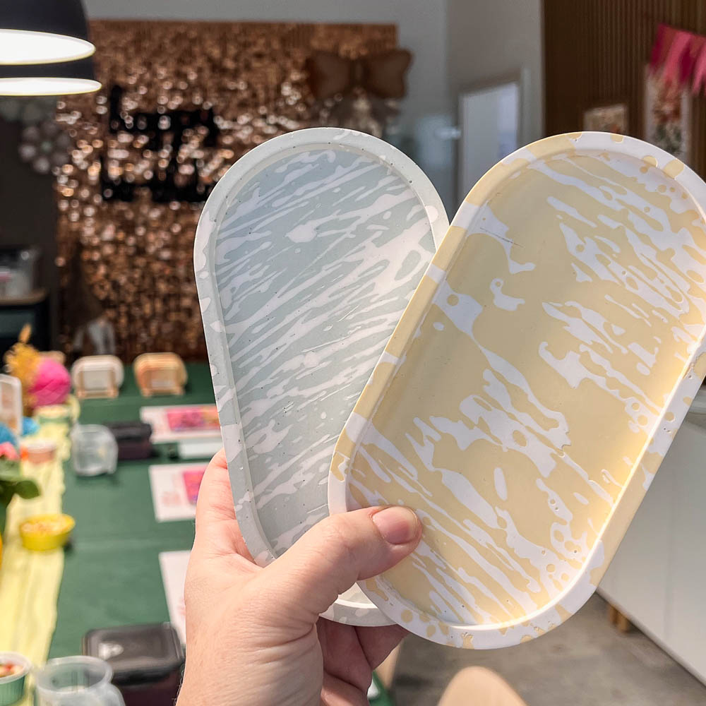Zwei gesprenkelte Schmuckschalen aus Gießpulver, gehalten im MrsBerry Studio