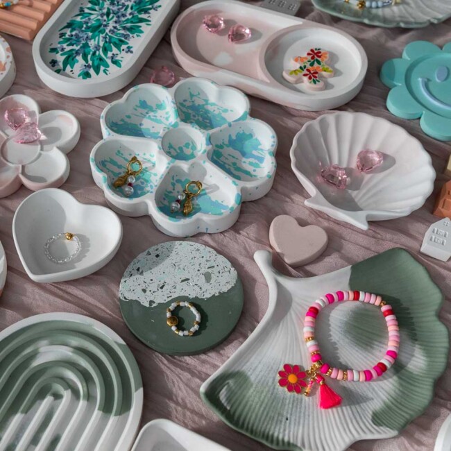 Flatlay mit verschiedenen gegossenen Schmuckschalen und Mustern aus dem Basic Workshop Keramik gießen